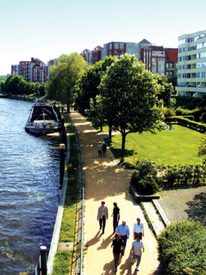 View from the Dischinger Brücke of the Schiffahrtsufer